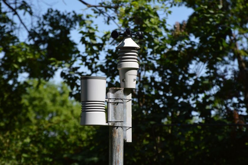 Screen Placement and the Half-Degree of Radiant Error